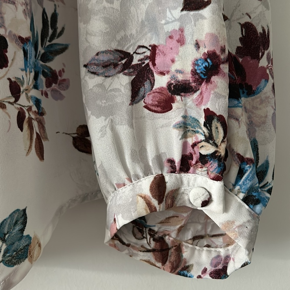 White Floral Georgette Pintuck Button Blouse Torrid 0 L 12 - Picture 8 of 10